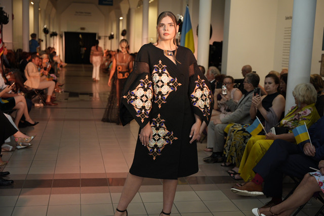 Оксана Караванська представила колекцію вишиванок на благочинному вечорі у США - фото 526524