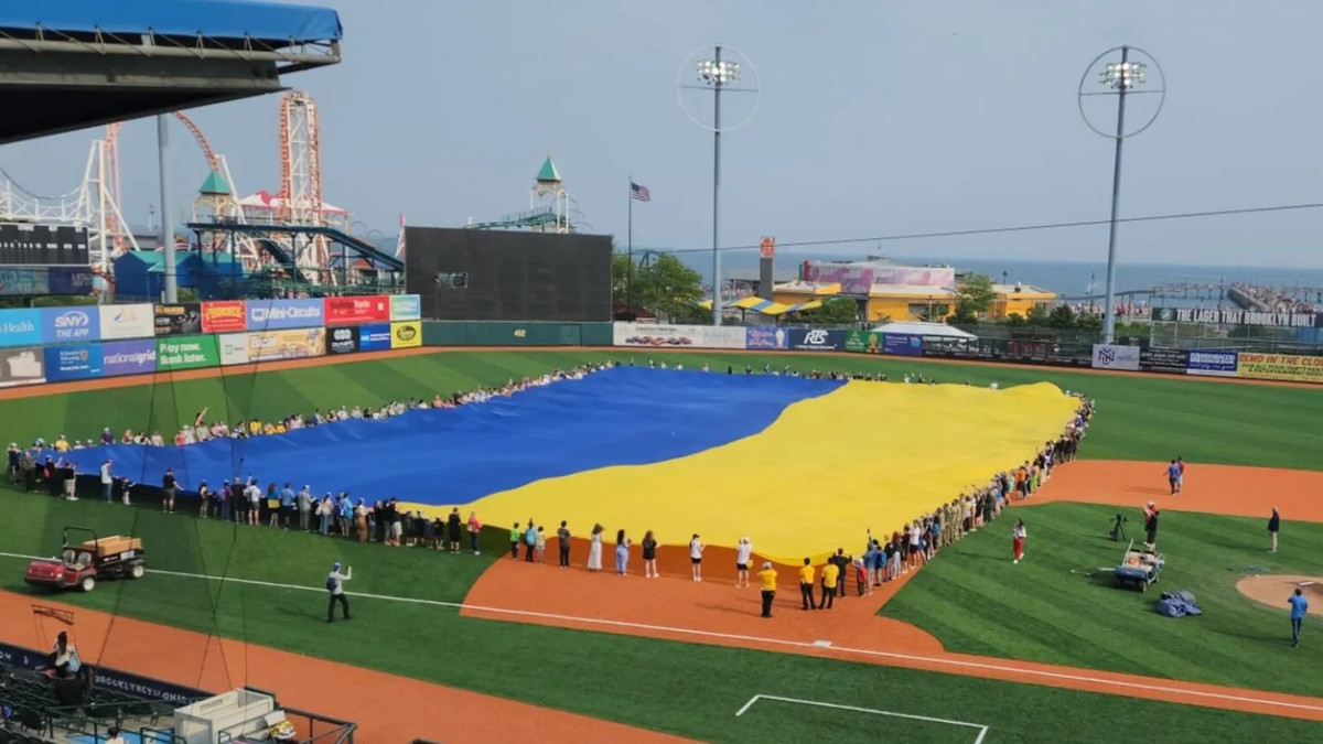 У Нью-Йорку розгорнули найбільший у світі прапор України - фото 1