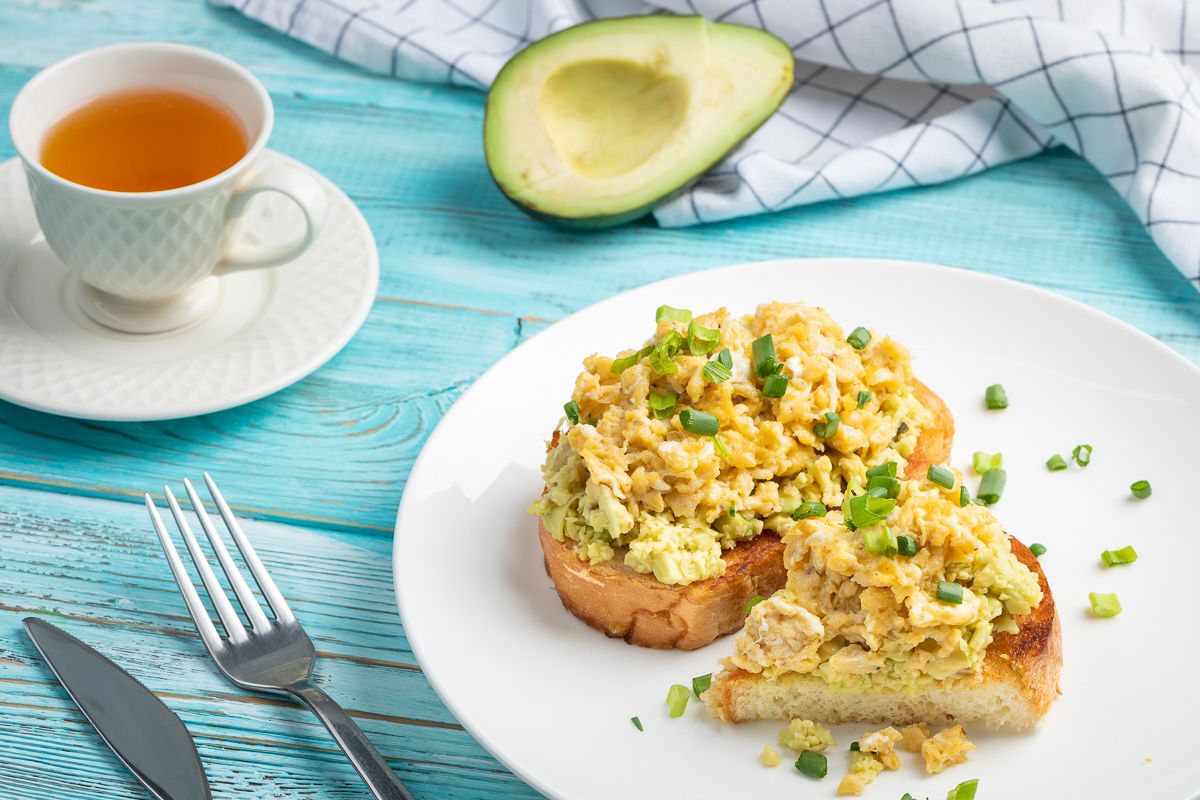 Рецепт скрембл-авокадо тосту - фото 1