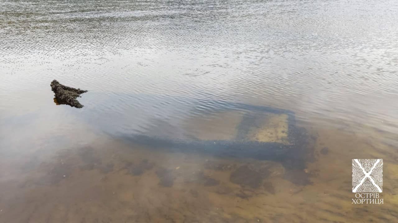 Залишки дерев’яних човнів XX століття, які знайшли у Запоріжжі, показали на фото