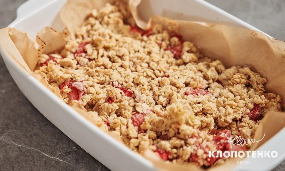 Крамбл з ревенем і полуницею - фото 1