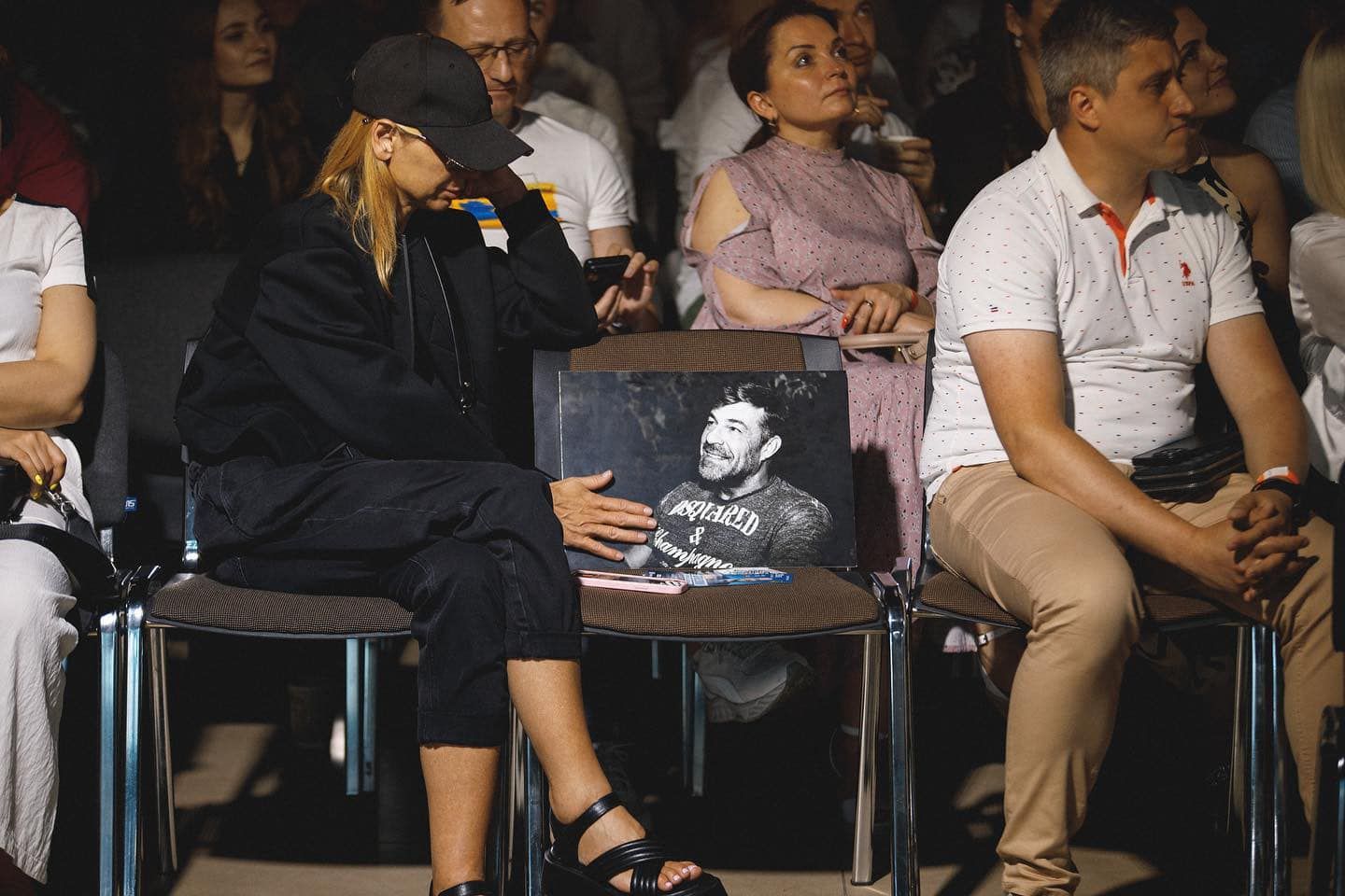 Жінка прийшла на концерт "Без обмежень" з портретом загиблого коханого: фото