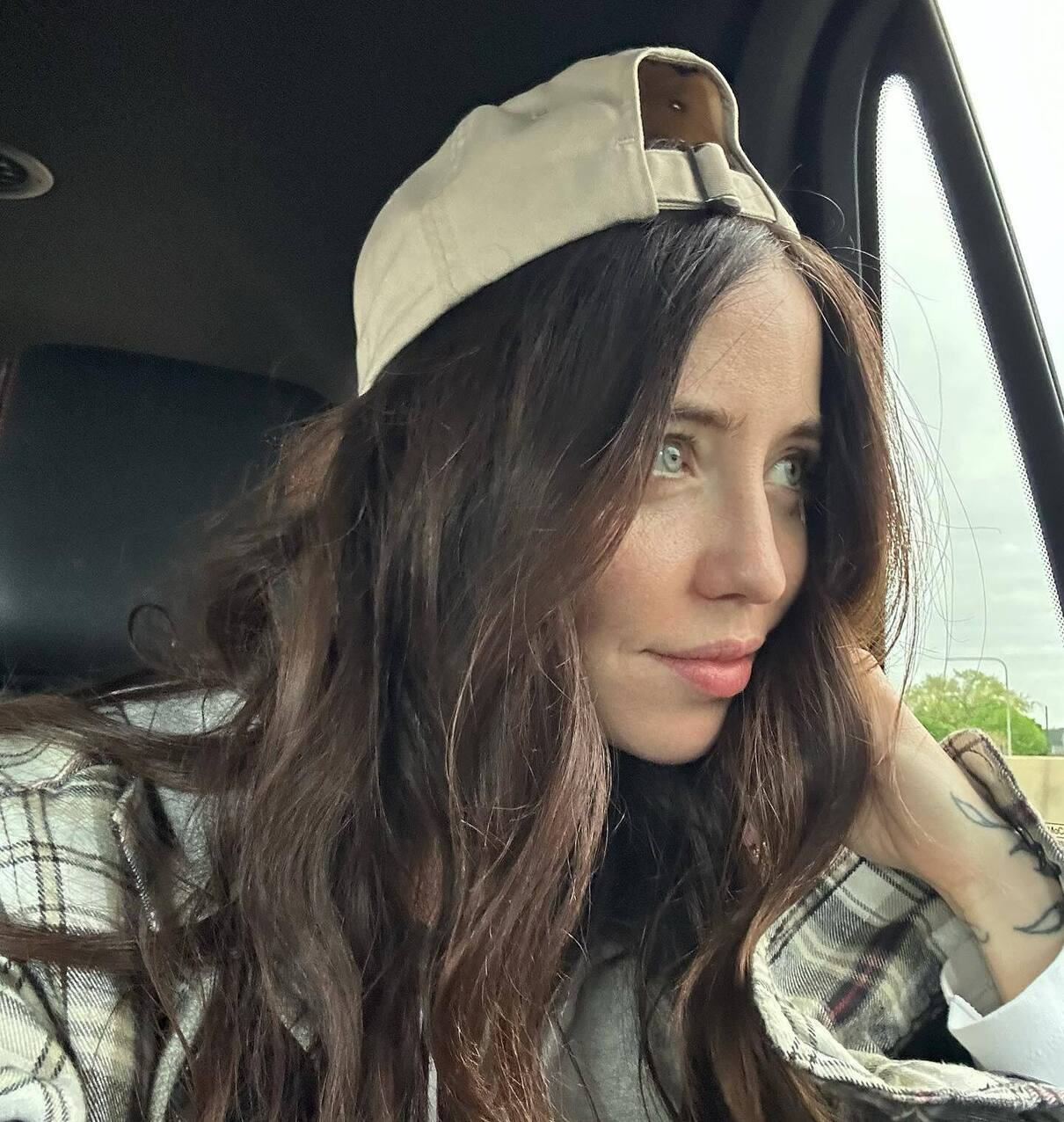 Кохаю, але не зовсім: танці та енергія у новому кліпі DOROFEEVA