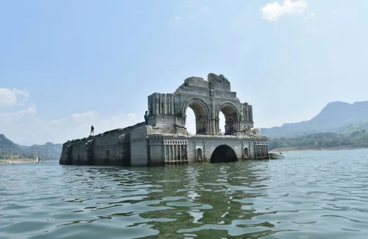 Після посухи у Мексиці з-під води з'явилася стародавня церква (Фото)