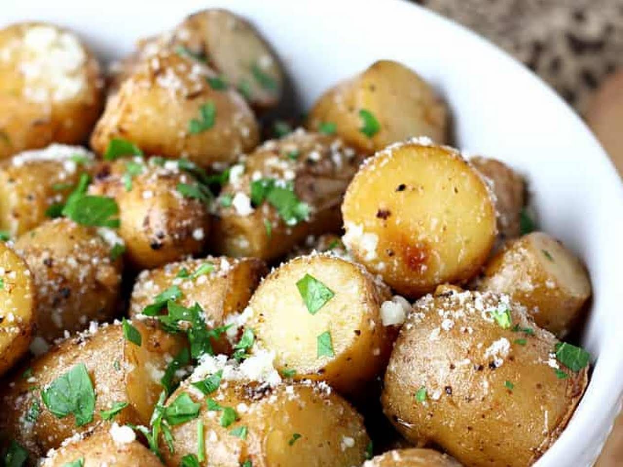 Рецепт приготування молодої картоплі чимічурі - фото 1