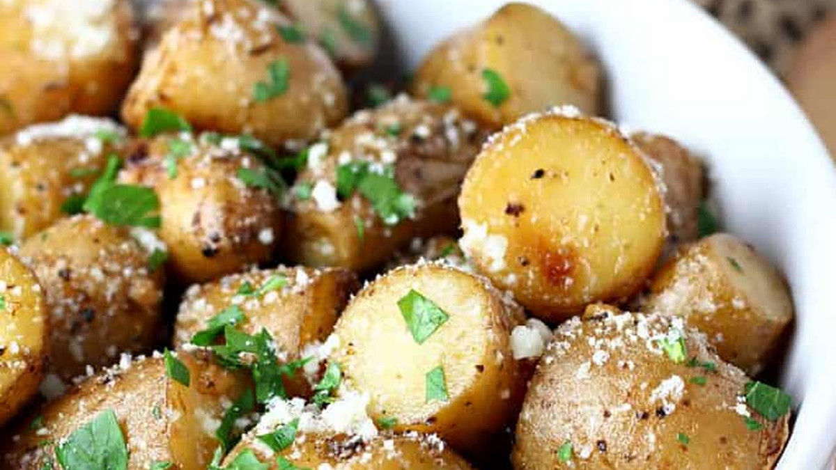 Рецепт приготування молодої картоплі чимічурі - фото 1