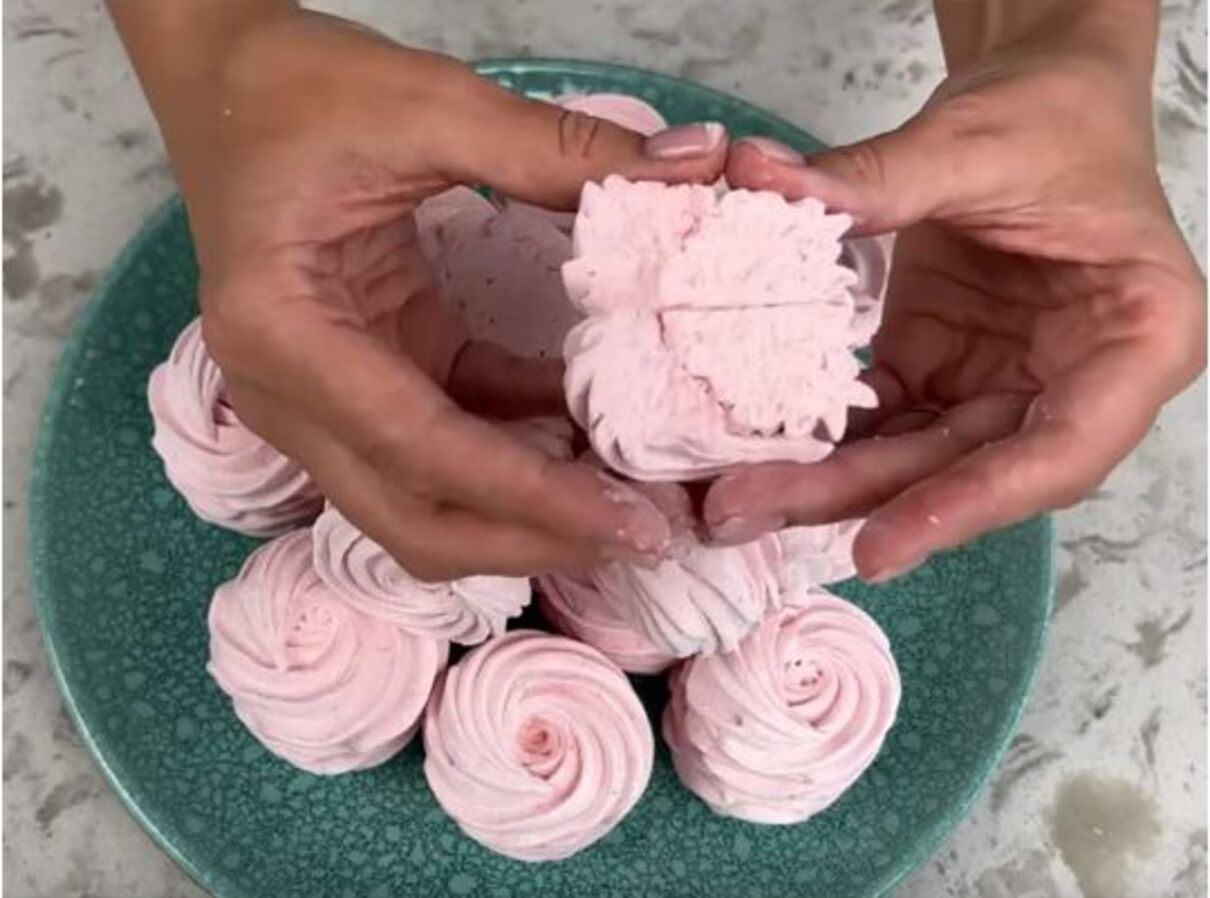 Ніжний полуничний зефір з лимоном: простий рецепт від Лізи Глінської