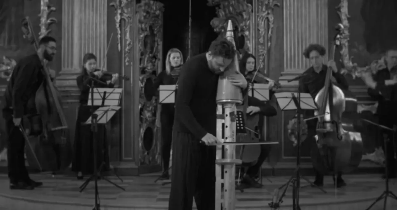 Український композитор зіграв соло на ракеті від РСЗВ "Ураган" – відео