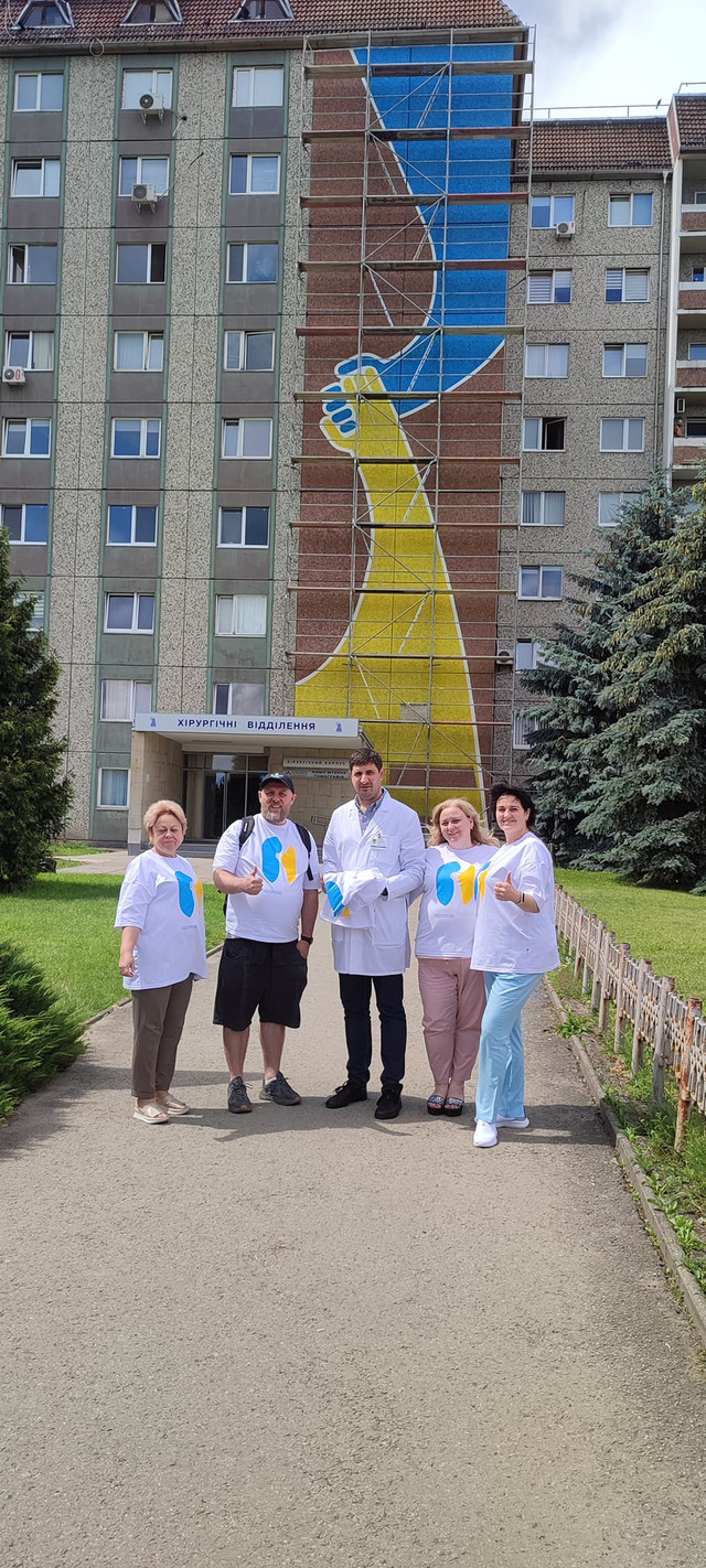 На стіні лікарні Івано-Франківська з'явився потужний мурал - фото 527147