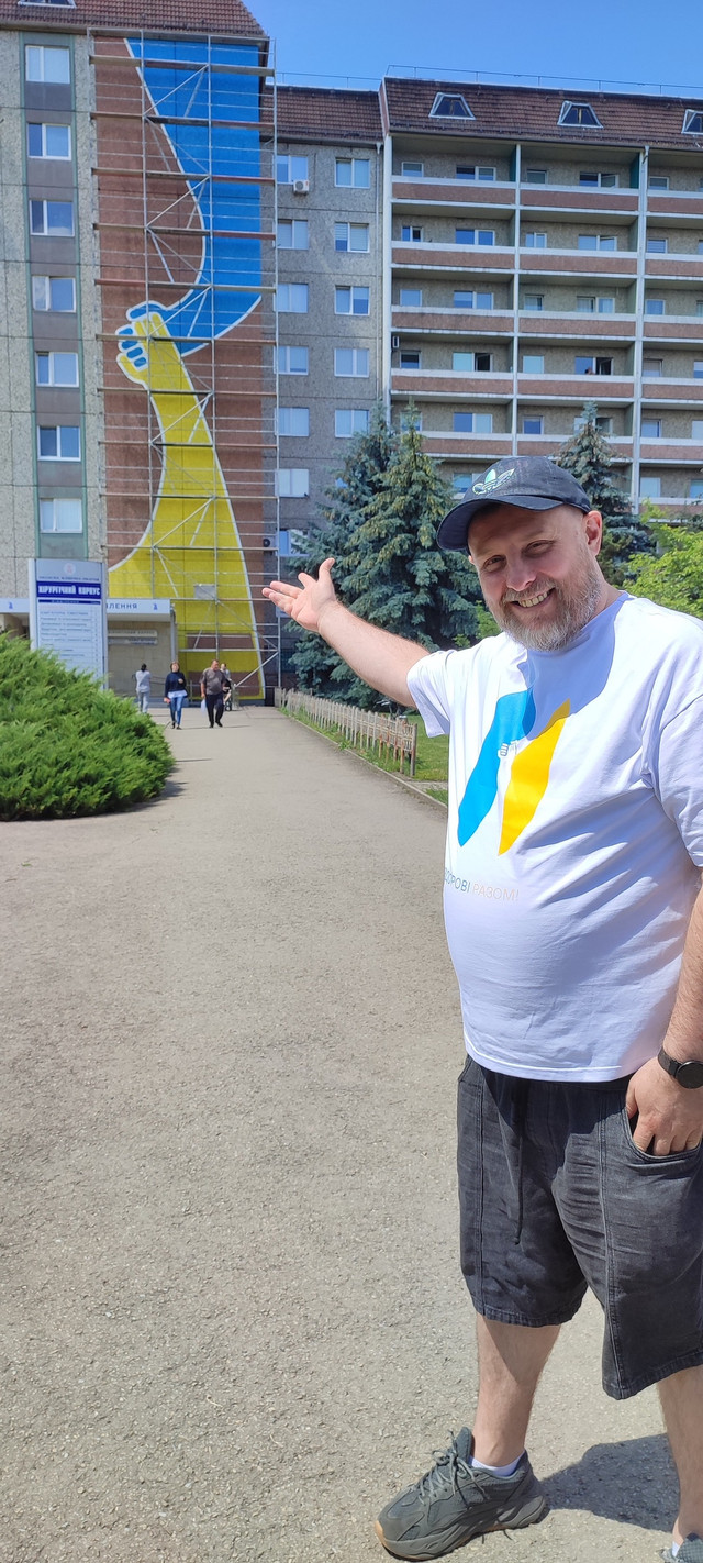 На стіні лікарні Івано-Франківська з'явився потужний мурал - фото 527148