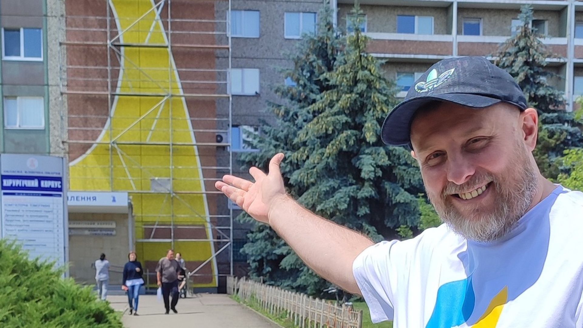 На стіні лікарні Івано-Франківська з'явився потужний мурал