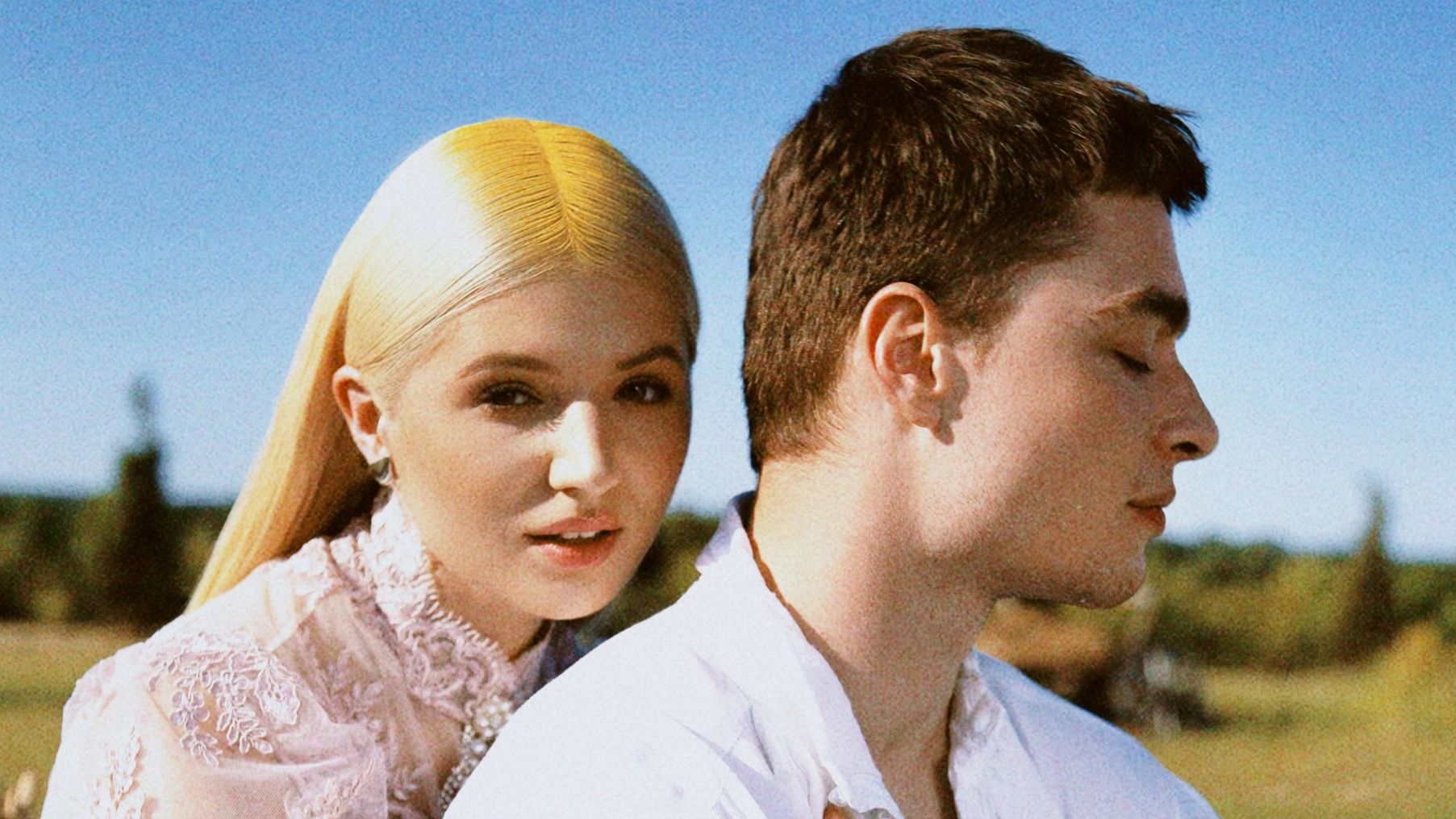 Уляна Ройс згадала про свій Маріуполь в новому відео на легендарну пісню "8 колір"