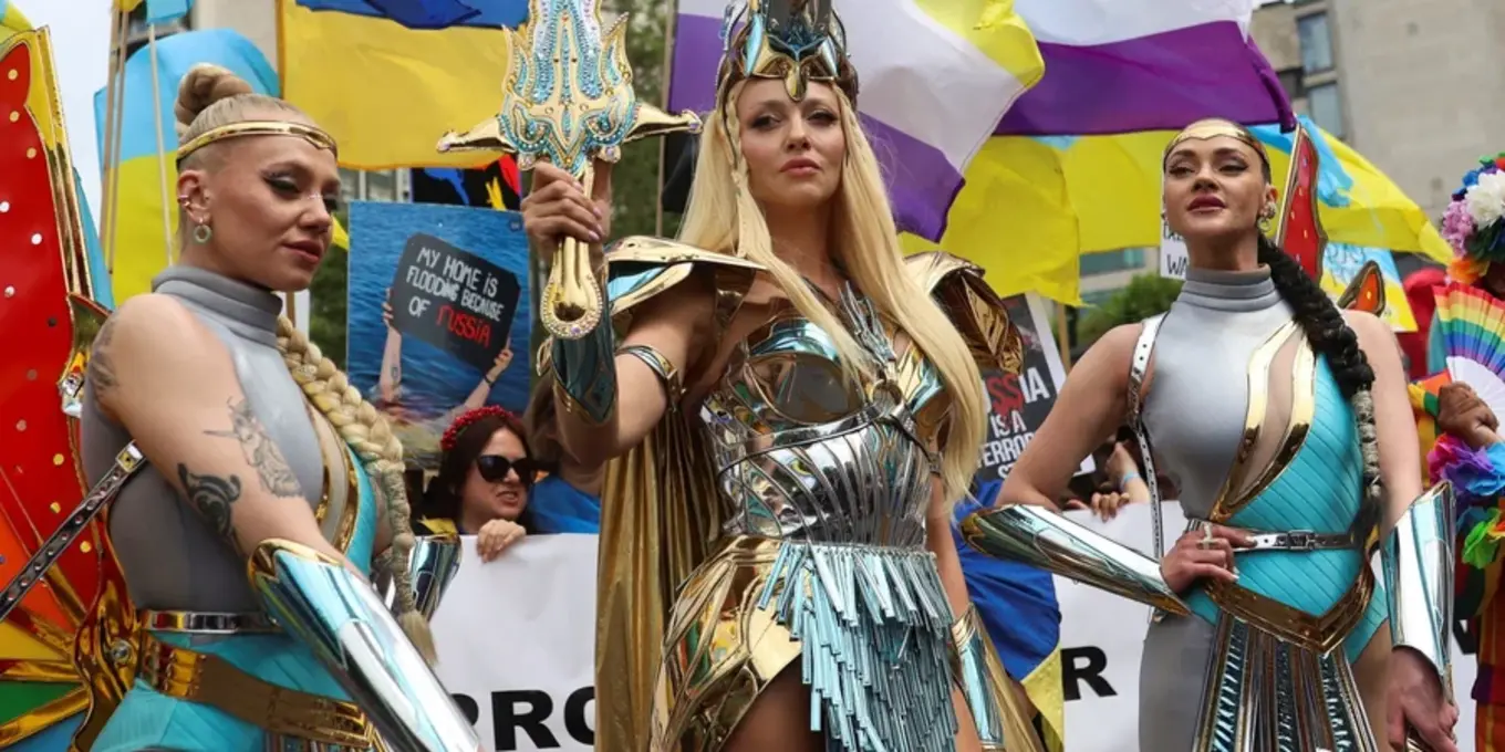 Полякова з мечем і в обладунках очолила українську колону на прайді у Лондоні: відео