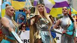 Полякова з мечем і в обладунках очолила українську колону на прайді у Лондоні: відео