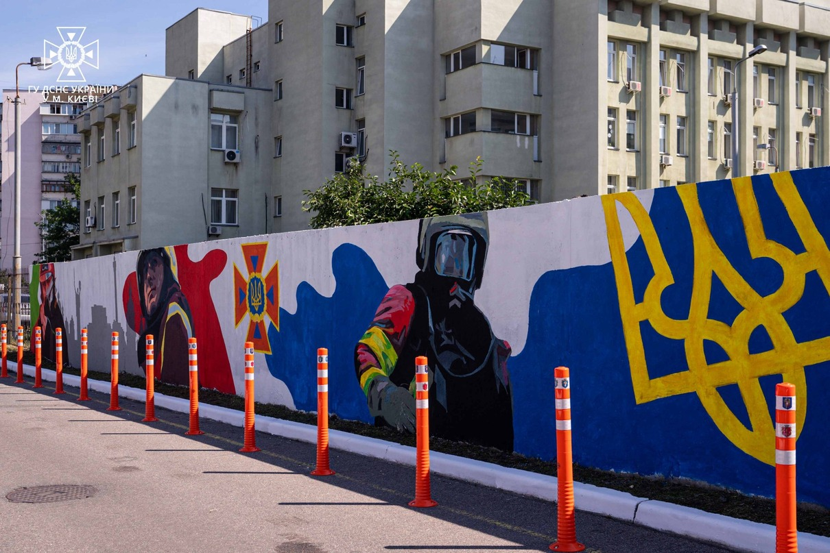У Києві відкрили мурал, присвячений рятувальникам – фото