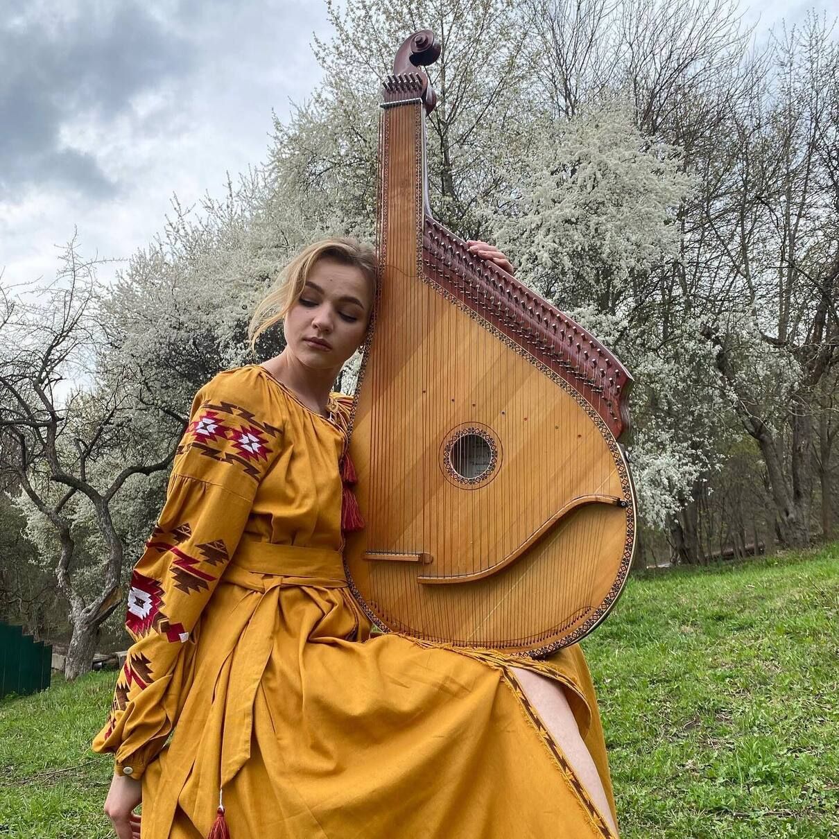 Kruть виконала "Contra spem spero! " Лесі Українки в полі в Донецькій області – відео