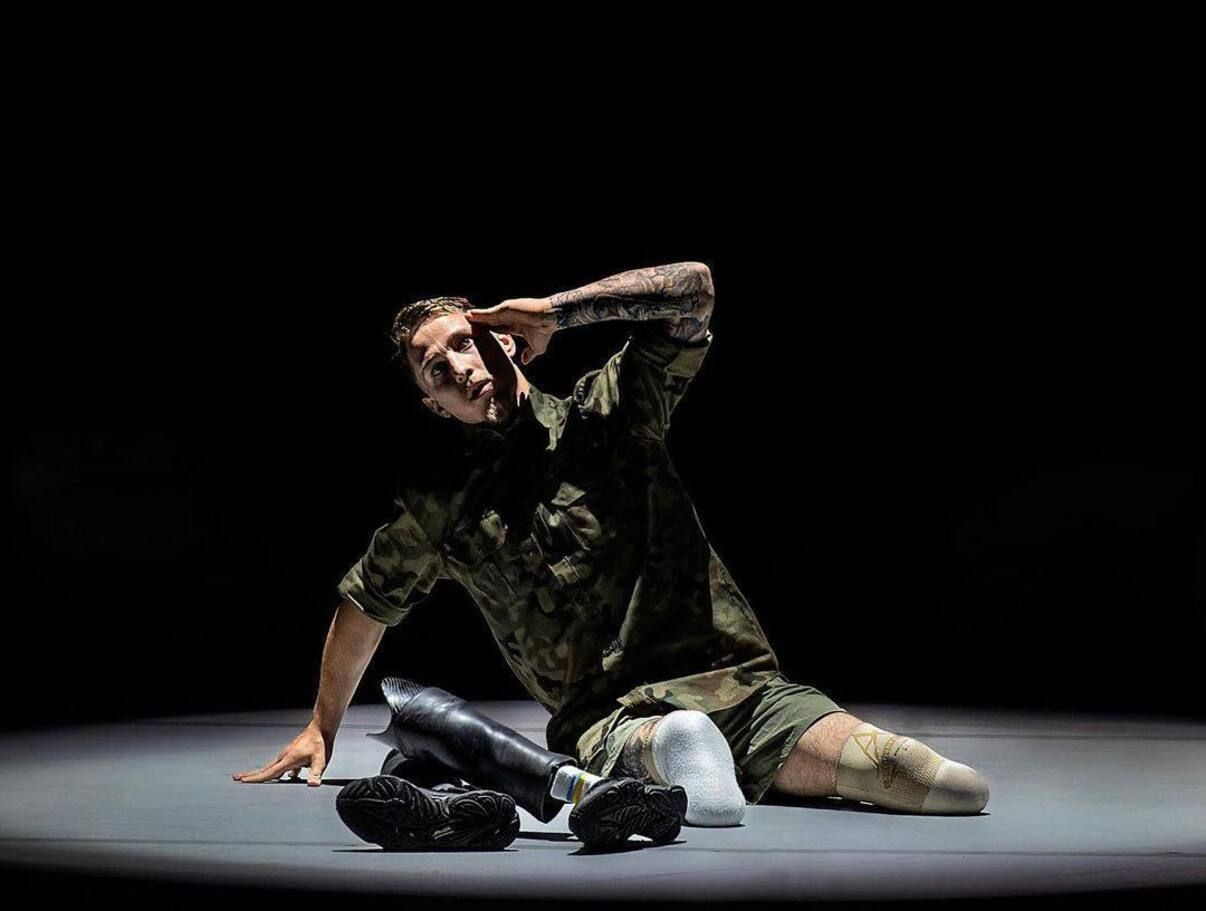 Український воїн з протезами виступив на сцені в Каліфорнії