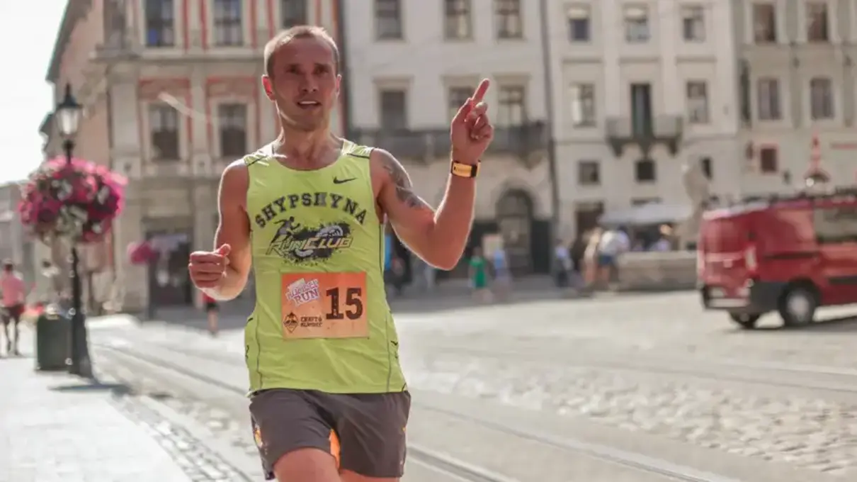 Львів'янин задом наперед пробіг ультрамарафон, щоб зібрати кошти на ЗСУ