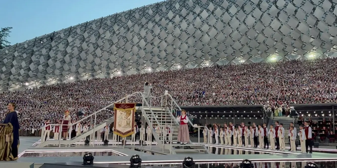 До сліз: 16-тисячний хор заспівав Гімн України на фестивалі у Латвії