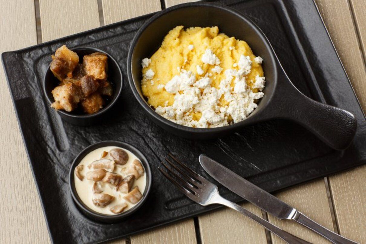 Банош зі шкварками в казані – рецепт від Володимира Ярославського