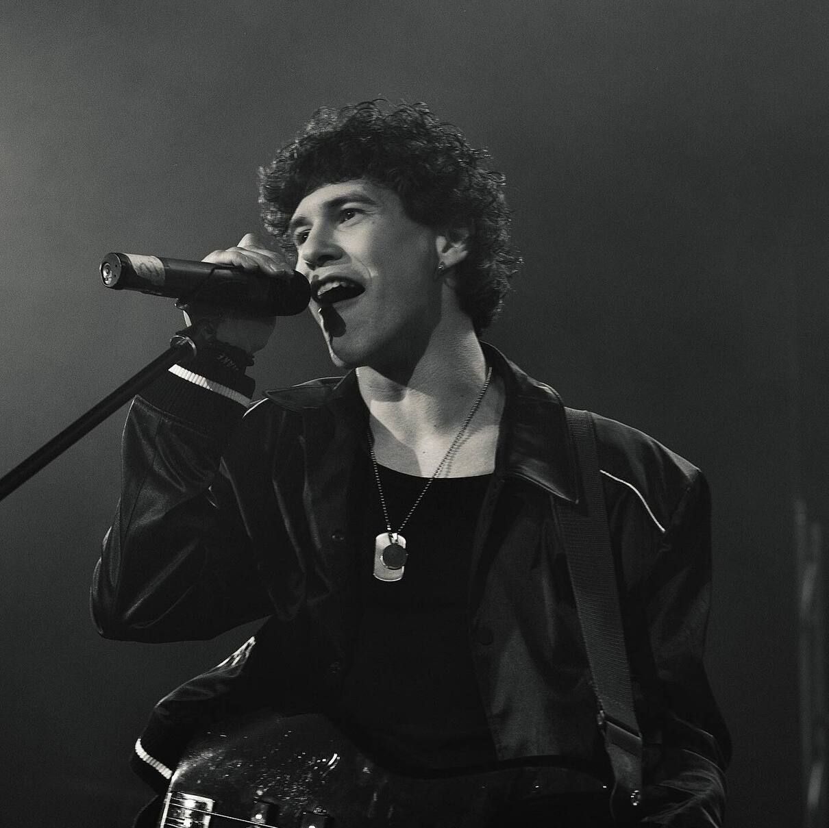 Український виконавець ENLEO презентував чуттєву пісню "вальс під вибухи"