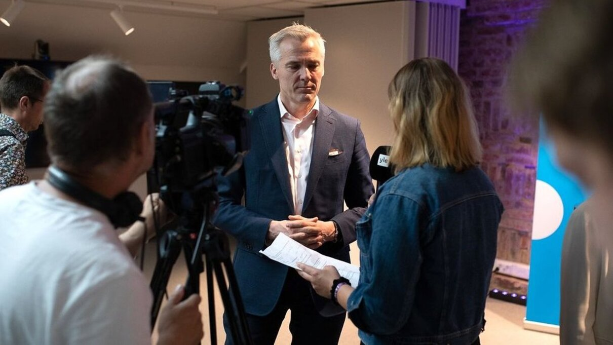 Міністр уряду Фінляндії зіграв "Червону калину" до 500 днів повномасштабної війни – відео