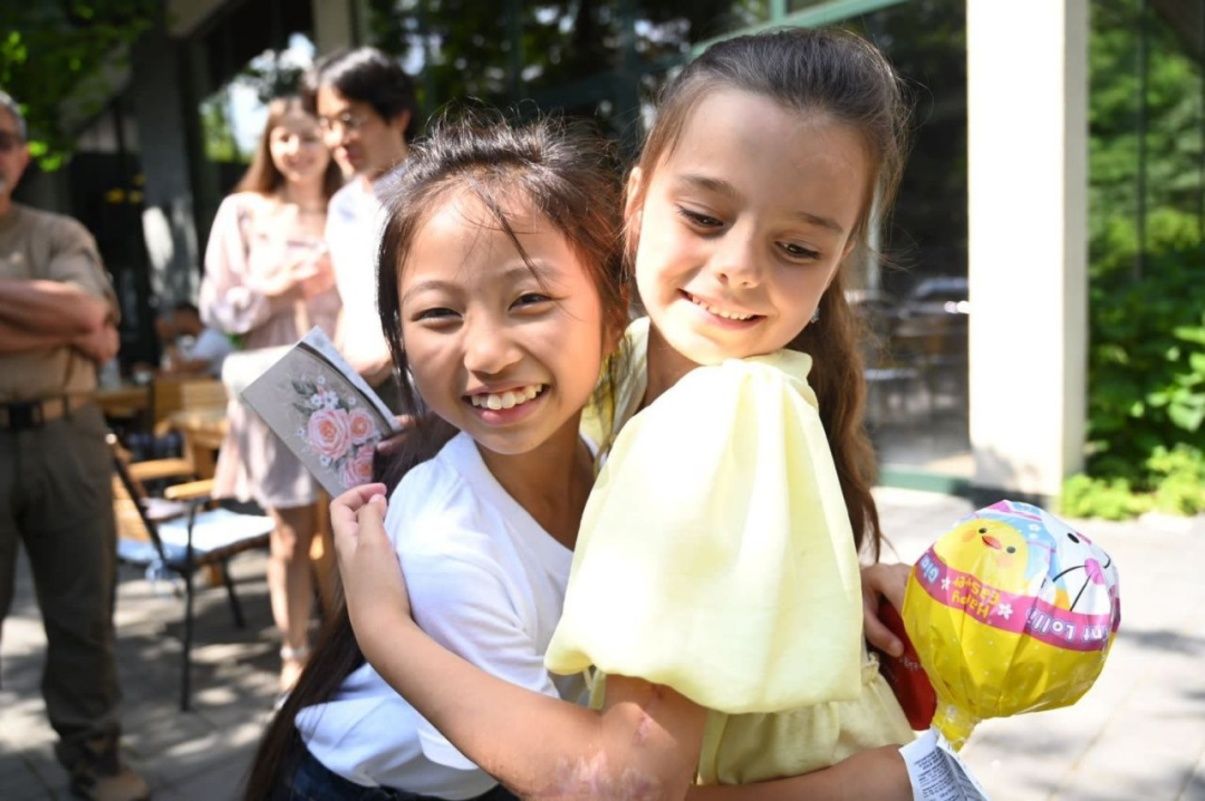 10-річна волонтерка з Японії приїхала до України, щоб підтримати наших дітей