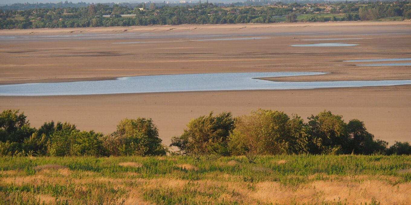 Потріскана земля і мертві річкові жителі: наслідки підриву Каховської ГЕС