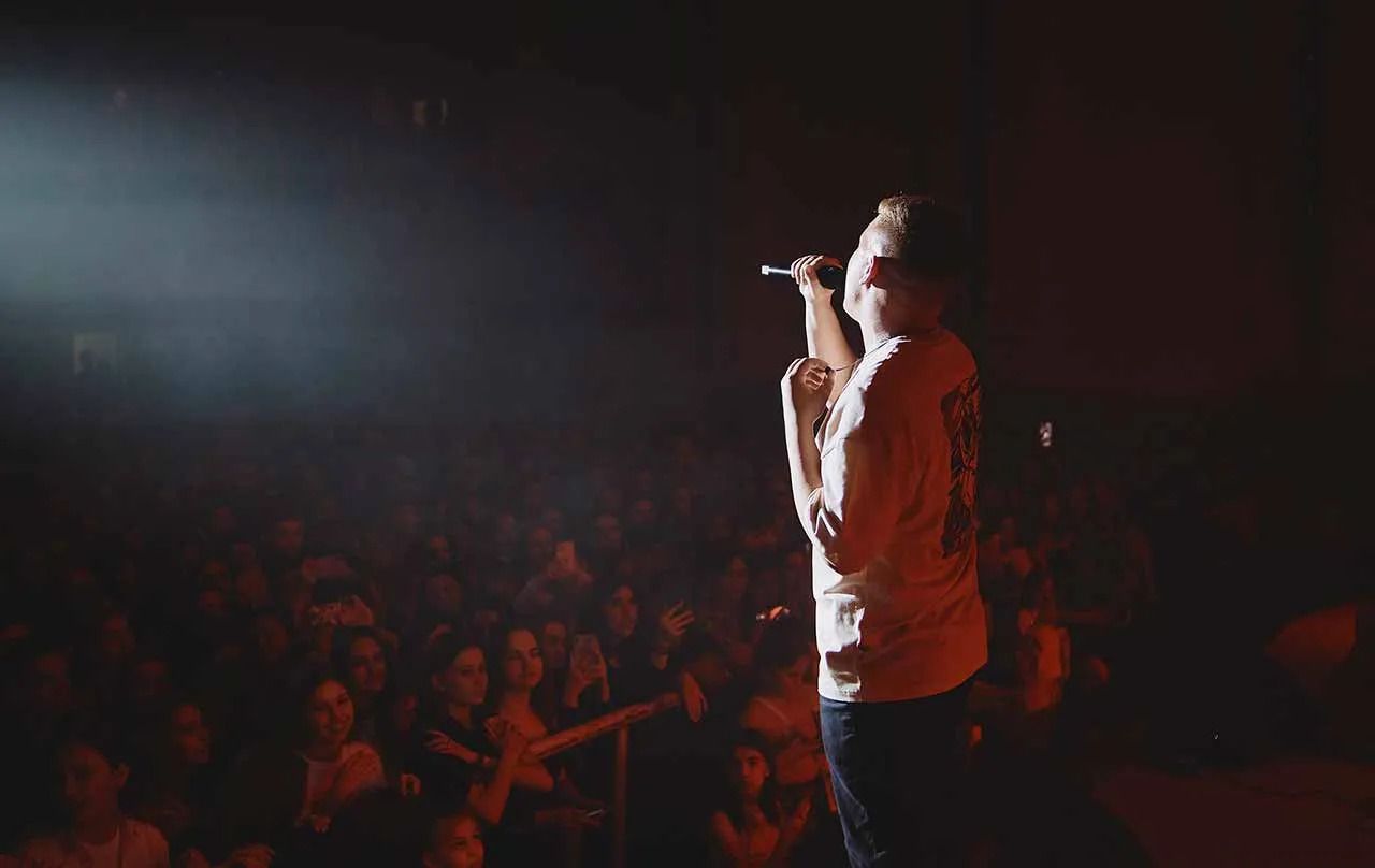 Прем'єра від KOSMIRAK: душевна пісня "Розділили" про складність сучасного світу