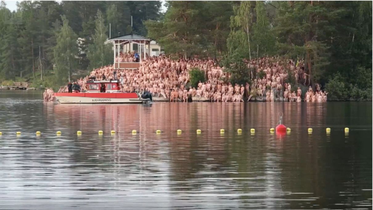 У Фінляндії майже тисяча людей оголилися для створення інсталяції: деталі