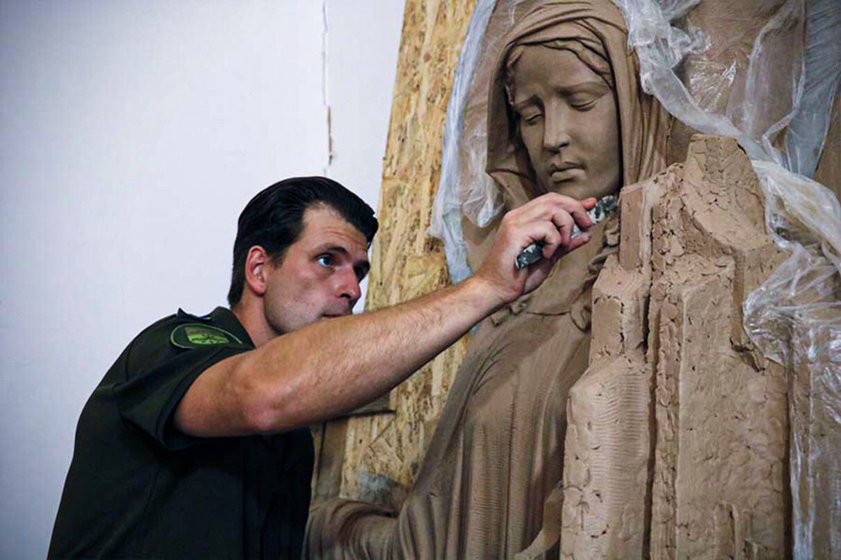 Нацгвардієць створює монументи та скульптури воїнів України: деталі