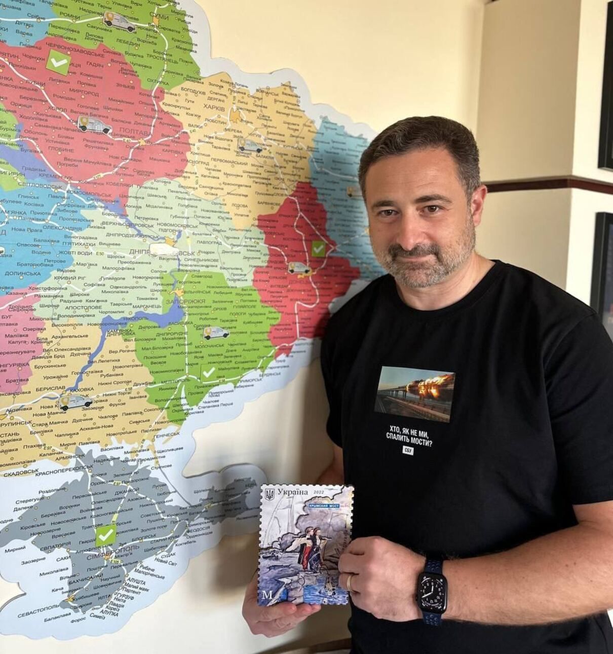 Хто, як не ми, спалить мости: новий мерч від Укрпошти на честь СБУ