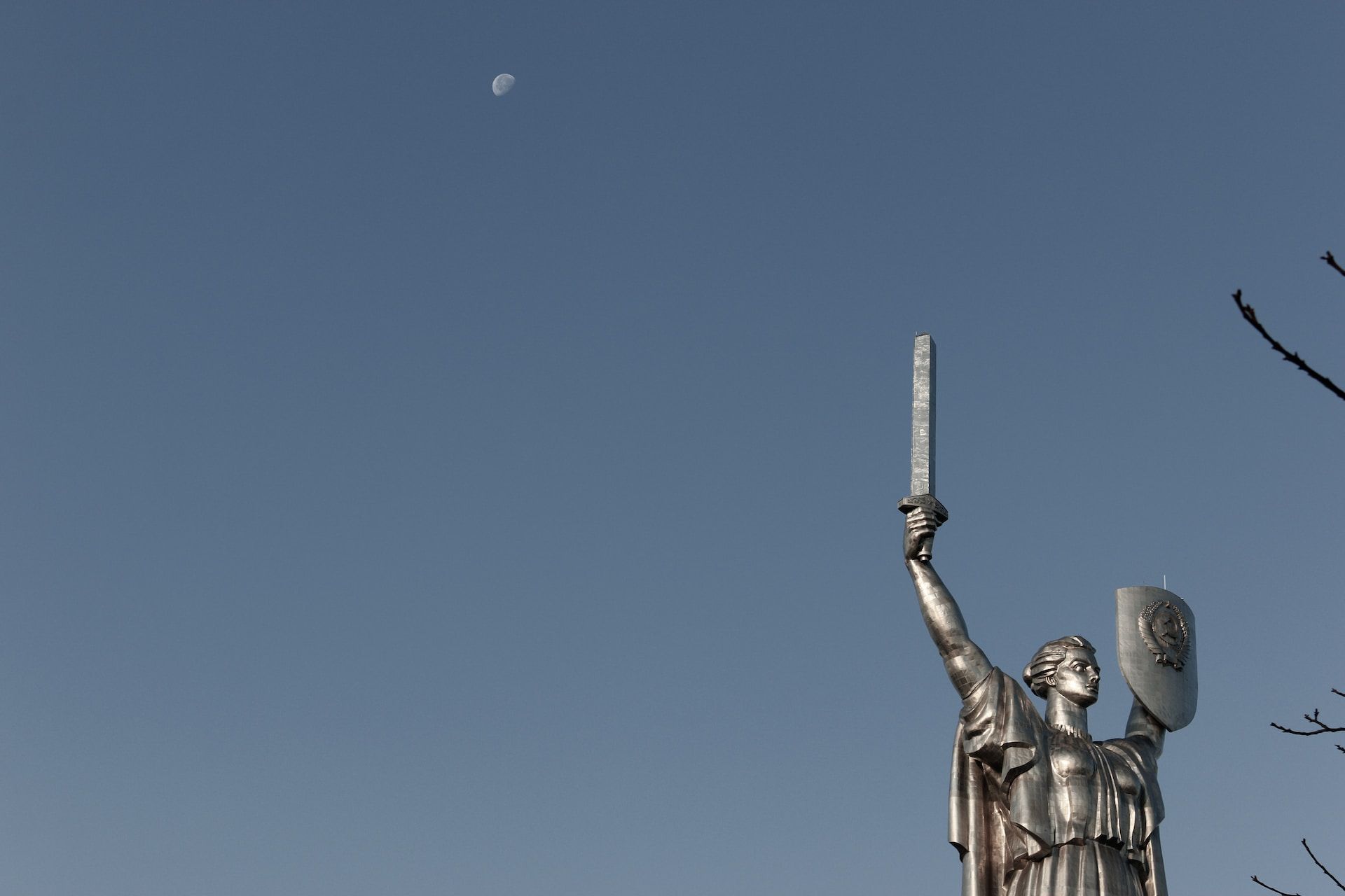 Ось як виготовляється тризуб для щита Батьківщини-Матері – відео