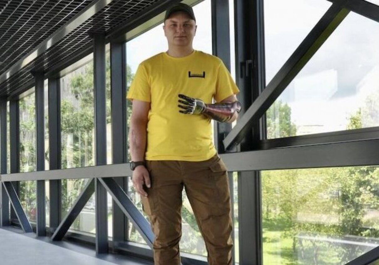 Український захисник із двома протезами вправно кермує мотоциклом – відео