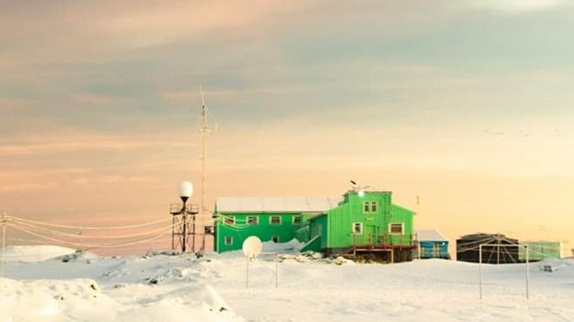 Доброго ранку: українські полярники показали неймовірно красиві фото світанку в Антарктиці