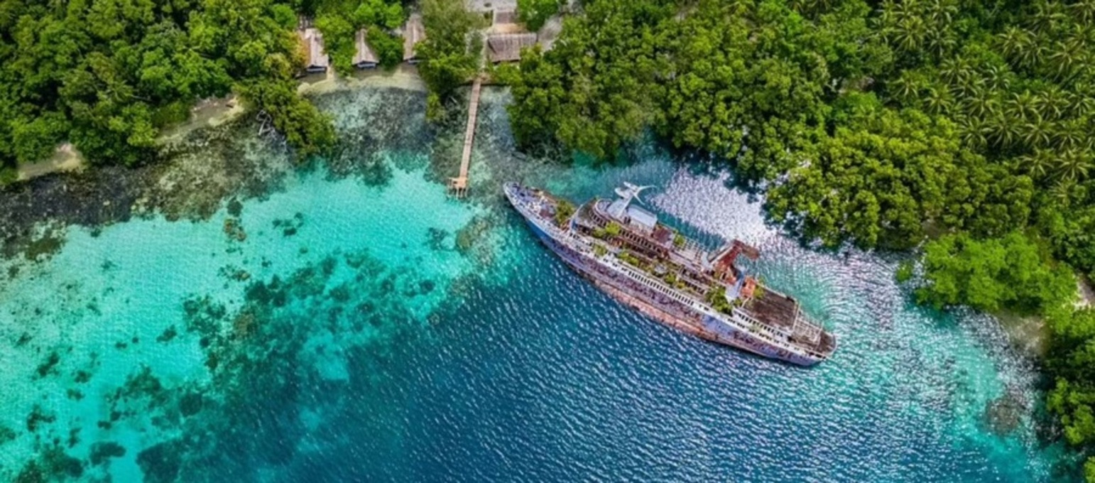 Катастрофа в раю: затонулий круїзний лайнер став туристичним об'єктом попри  заборону