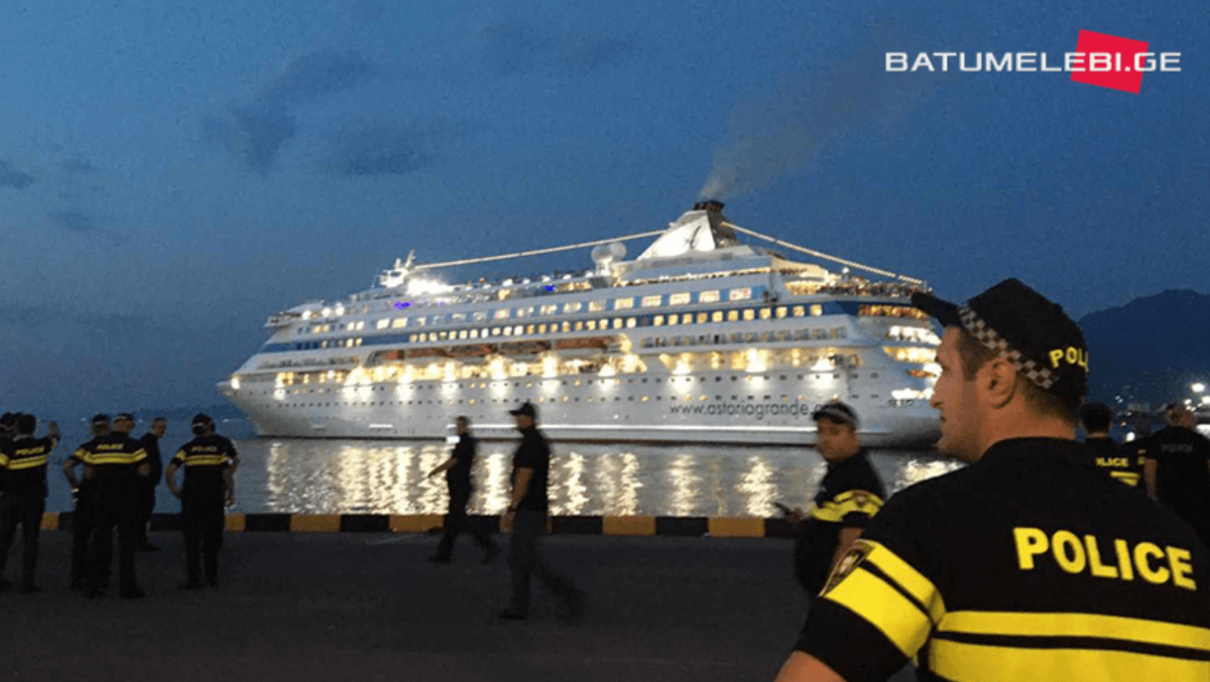 Грузини прогнали російський круїзний лайнер з Батумі – відео
