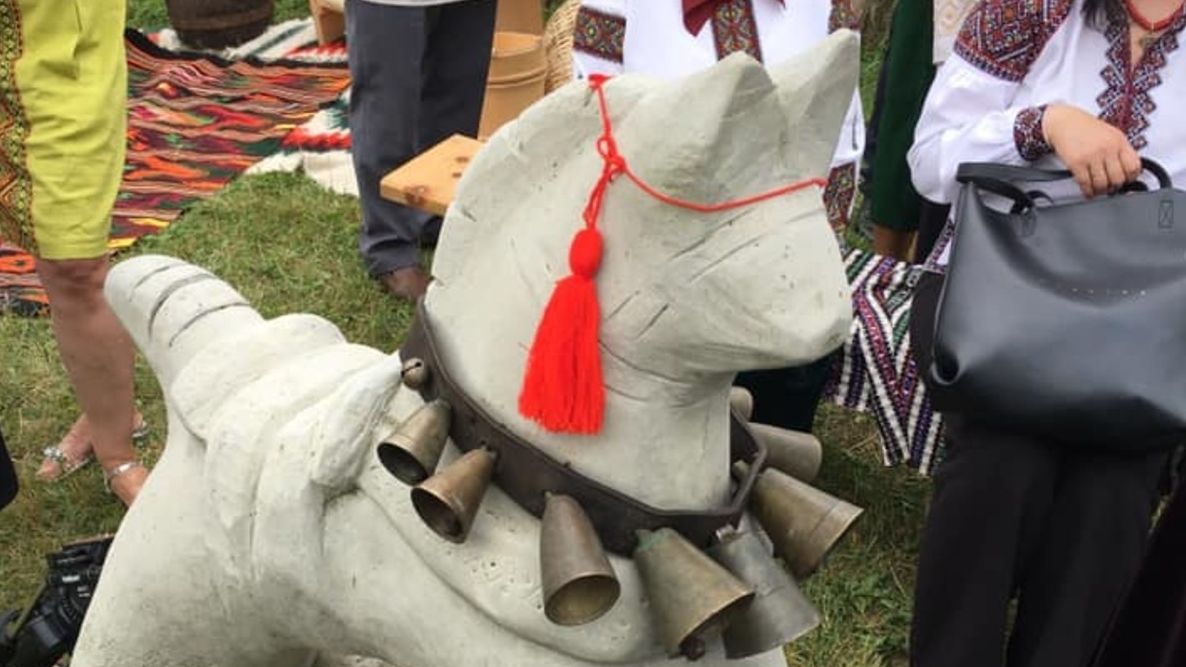 У селі на Прикарпатті презентували перший у світі пам'ятник сирному коникові