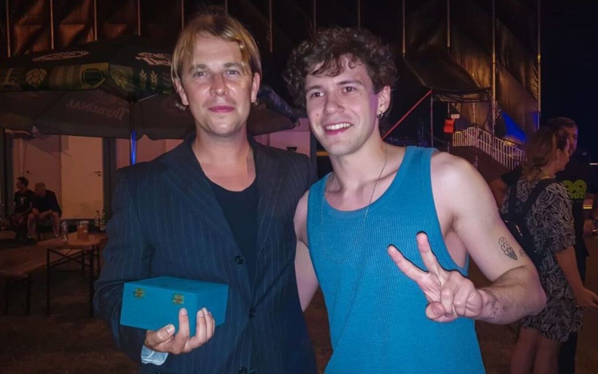 Enleo вручив Тому Оделлу символічний подарунок з Маріупольського драмтеатру