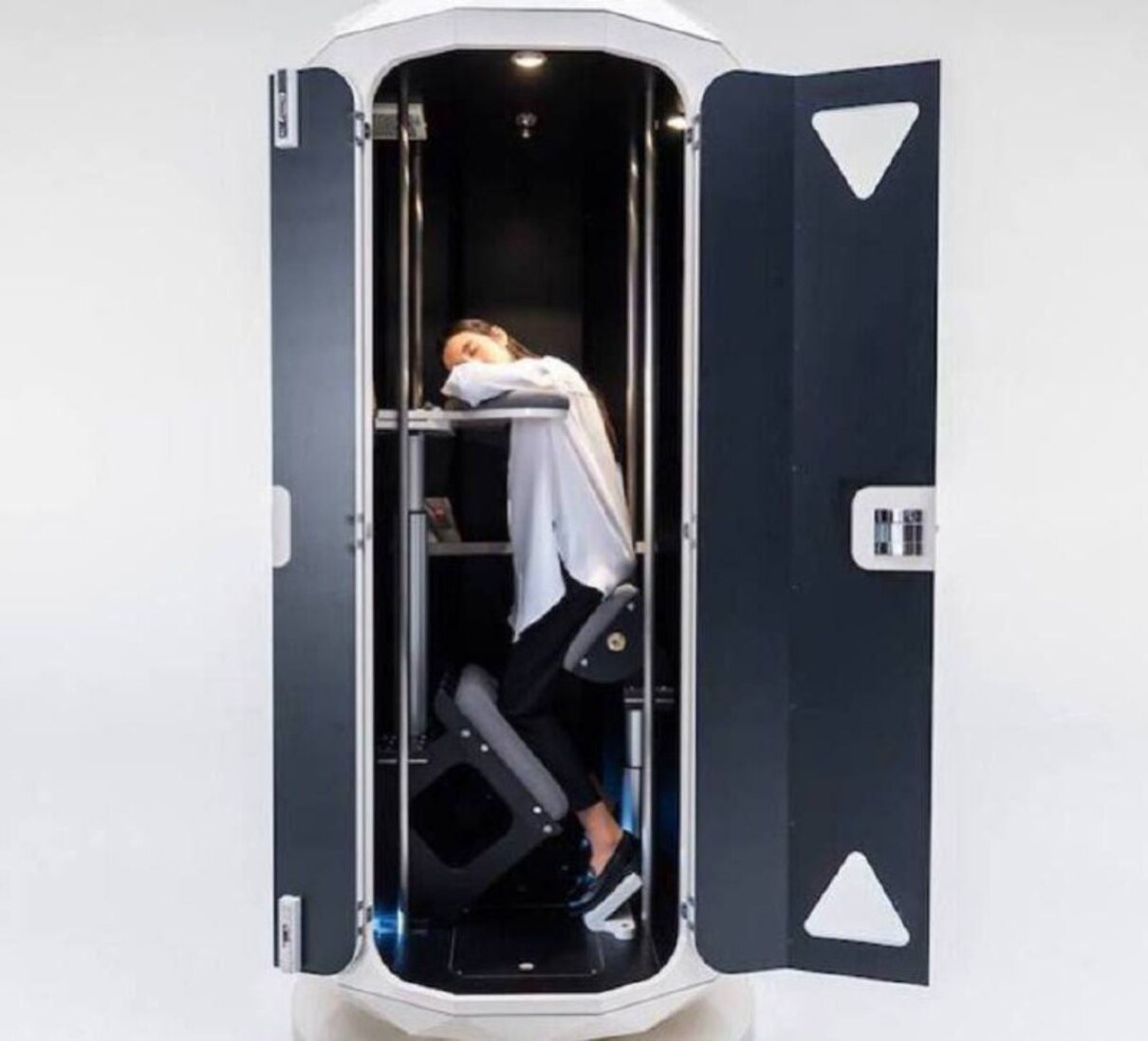 В Японії розробили вертикальні капсули для сну на роботі – фото