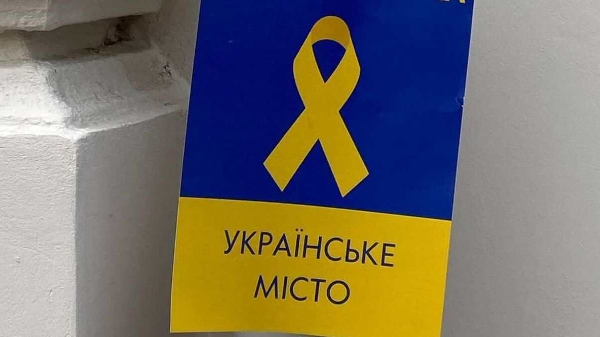 Активісти "Жовтої стрічки" друкують антиросійські плакати на окупованій території