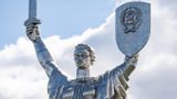 Росія запустила ролик з матрьошкою через заміну герба на монументі 