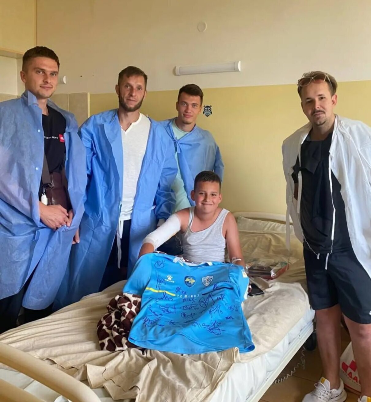 Футболісти "Минаю" провідали юного фаната - фото 1