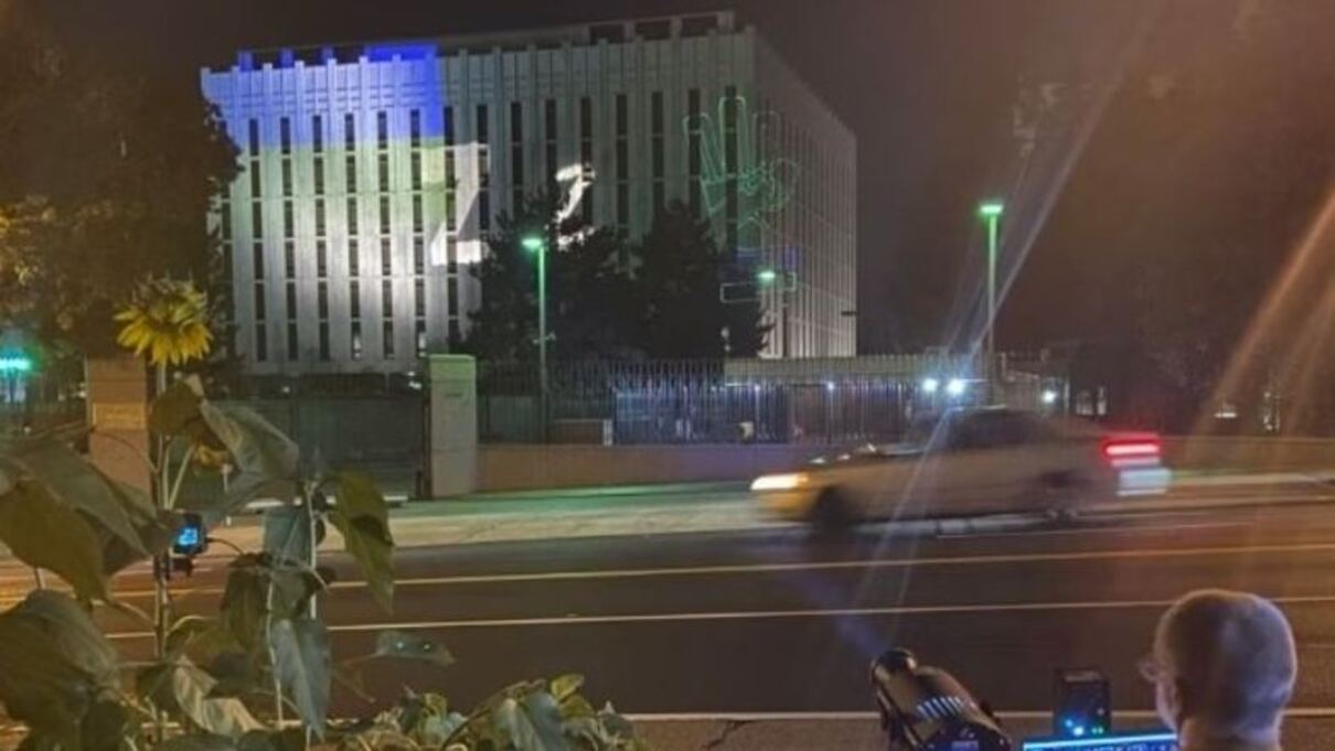 російське посольство в США освітили роботами українського художника (фото)