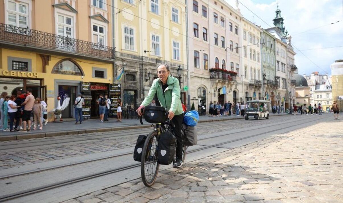 70-річний француз проїхав велосипедом 4000 км, щоб зібрати гроші для України