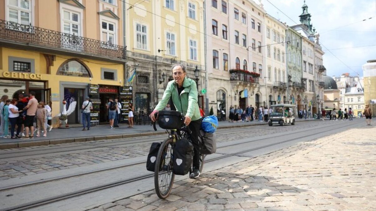 70-річний француз проїхав велосипедом 4000 км, щоб зібрати гроші для України - фото 1