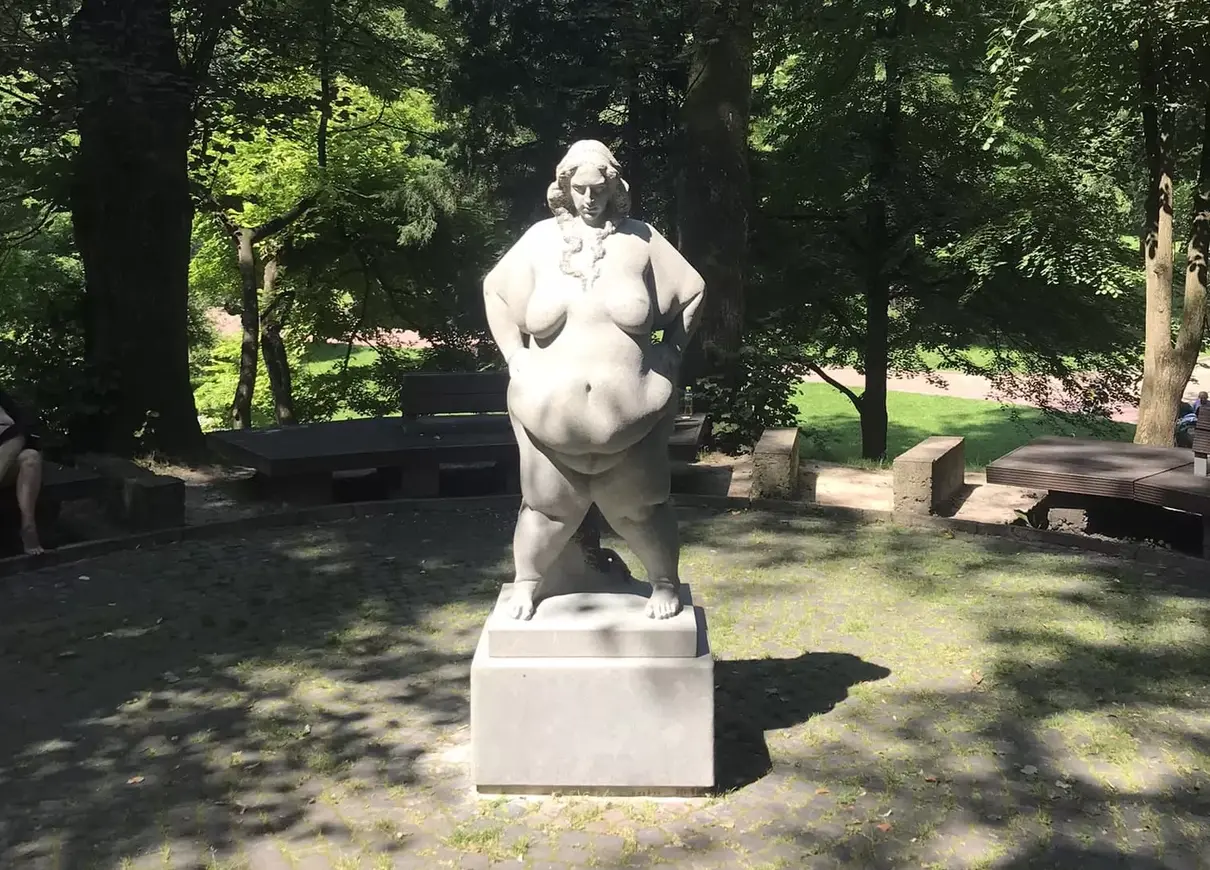 У Львові розгорівся скандал через скульптуру бодіпозитивної жінки у Стрийському парку