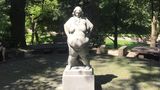 У Львові розгорівся скандал через скульптуру бодіпозитивної жінки у Стрийському парку