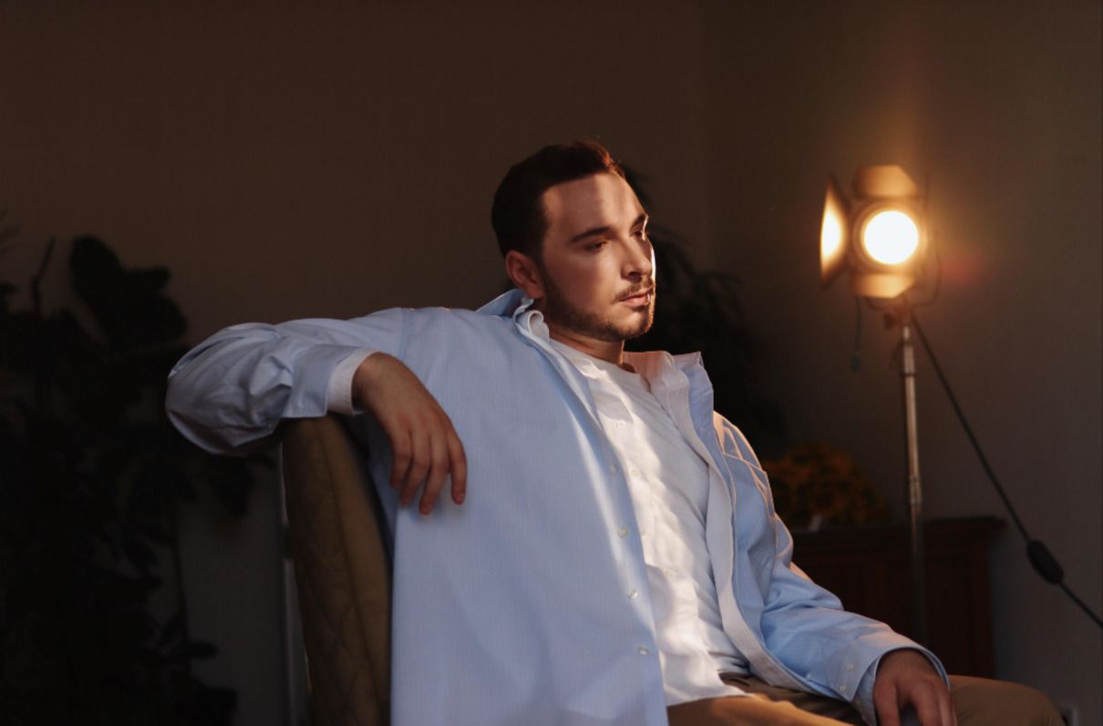 Український співак Нікіта Кісельов презентував нову чуттєву пісню "Квартира 156"