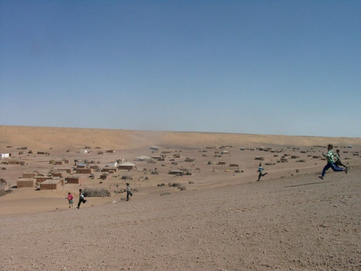 У Китаї в пустелі Кумдаг у туристів волосся стало дибки: небезпечне явище потрапило в кадр